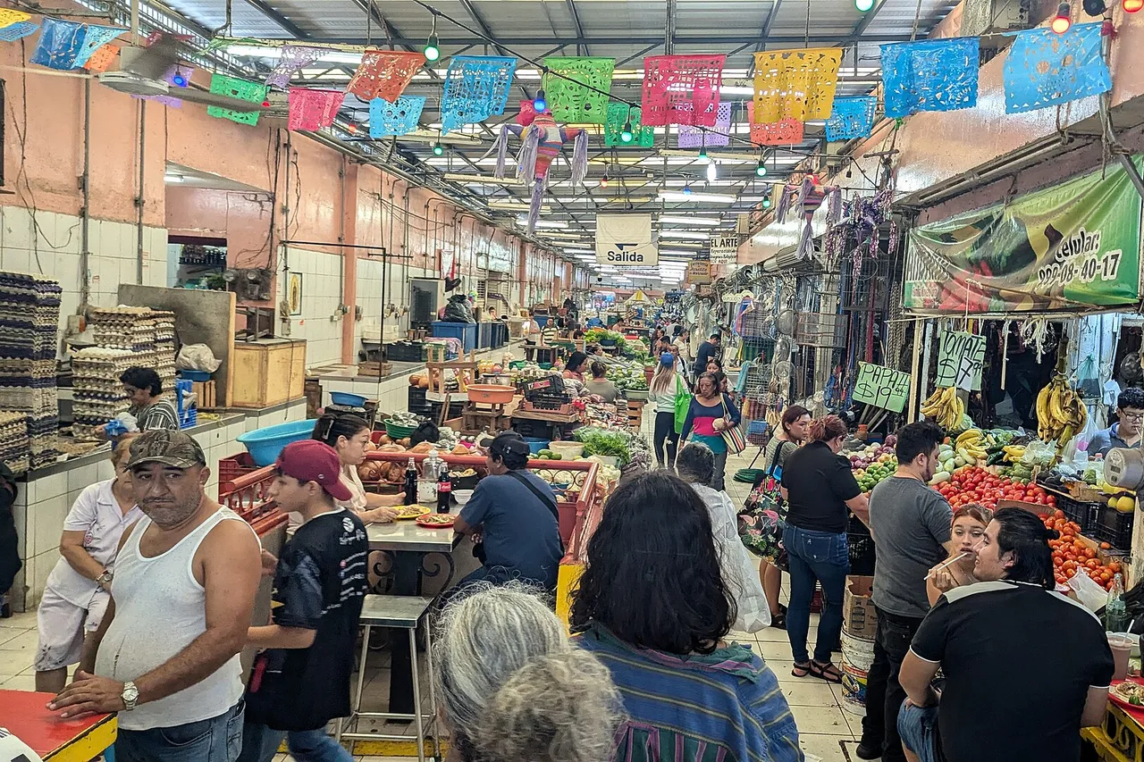 Im Inneren des Marktes Lucas de Gálvez in Mérida, Obst- und Gemüsestände und Kunden in den Gängen