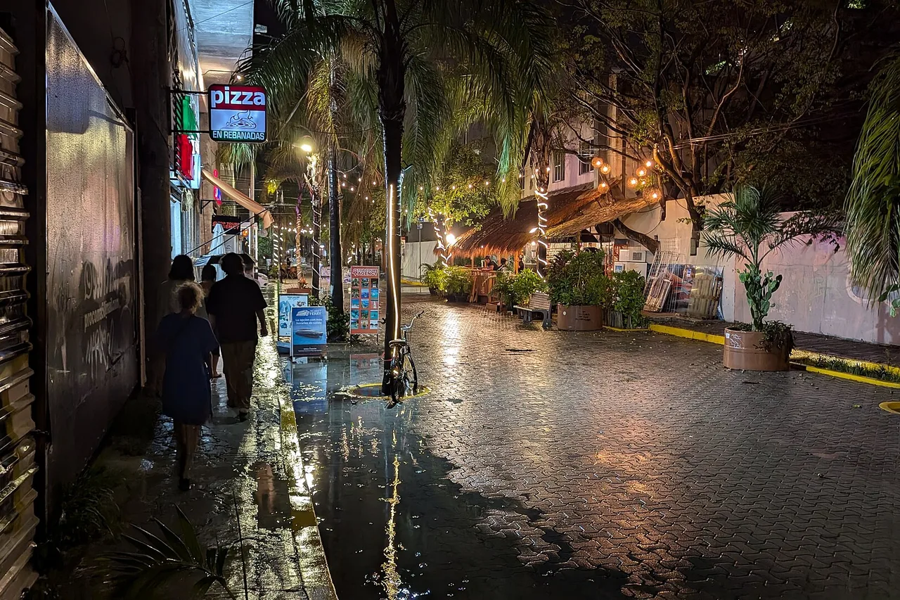 Die Quinta Avenida in Playa del Carmen, Fußgängerstraße mit Läden und Terrassen