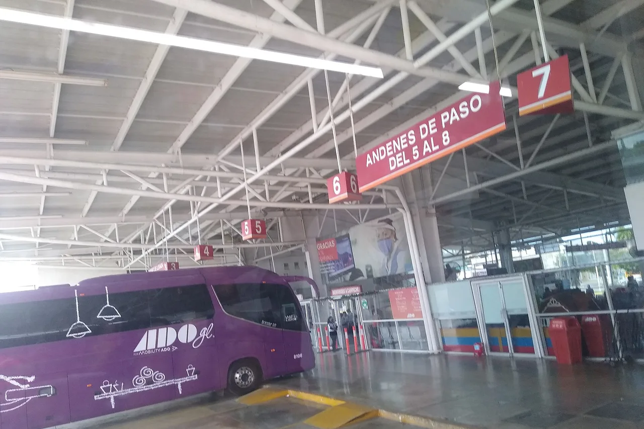 Ein ADO-Reisebus am Bahnsteig vor dem Busbahnhof von Campeche