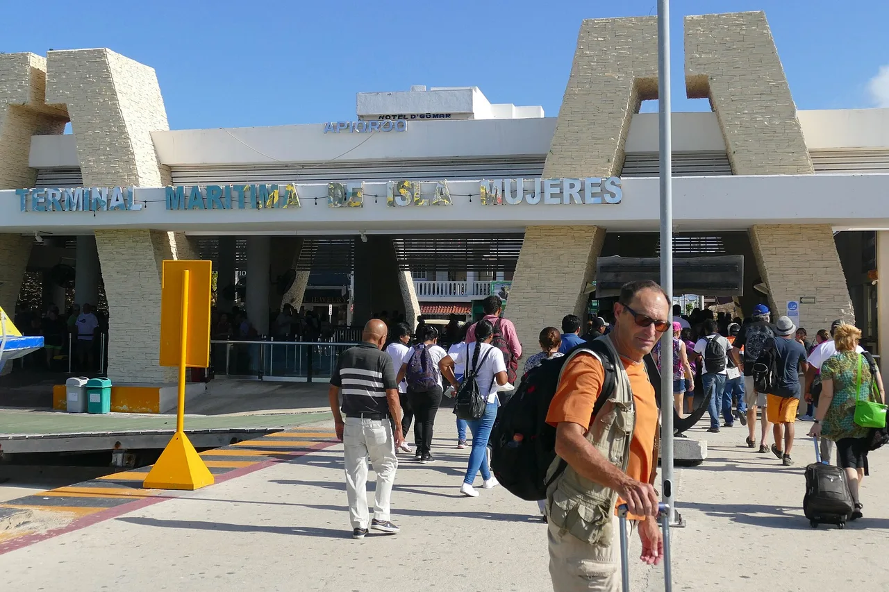 The maritime terminal of Isla Mujeres, passengers with luggage in front of the building