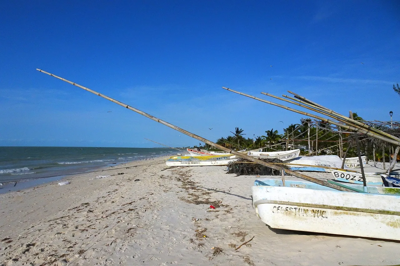 Fischerboote am Strand von Celestún an der Golfküste von Yucatán aufgereiht