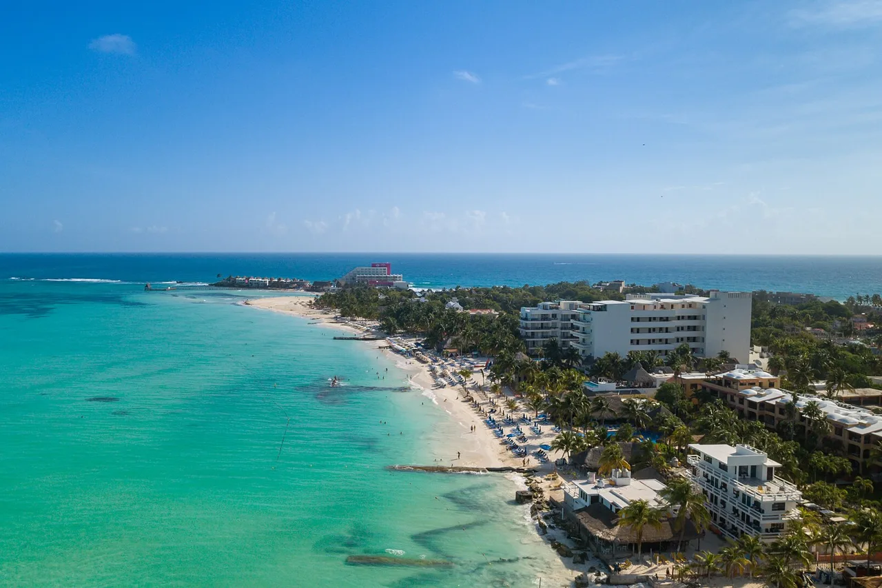Luftaufnahme der Playa Norte auf Isla Mujeres, türkisfarbenes Wasser und weißer Sand ohne Algen
