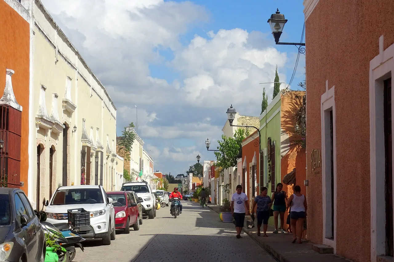 La Calzada de los Frailes a Valladolid: facciate coloniali rosa, gialle e ocra lungo una via animata
