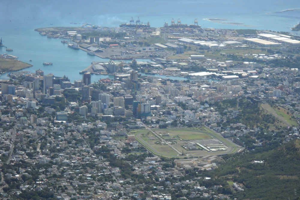 Port Louis, sein Hafen und das Champ de Mars vom Gipfel des Le Pouce aus gesehen, Mauritius