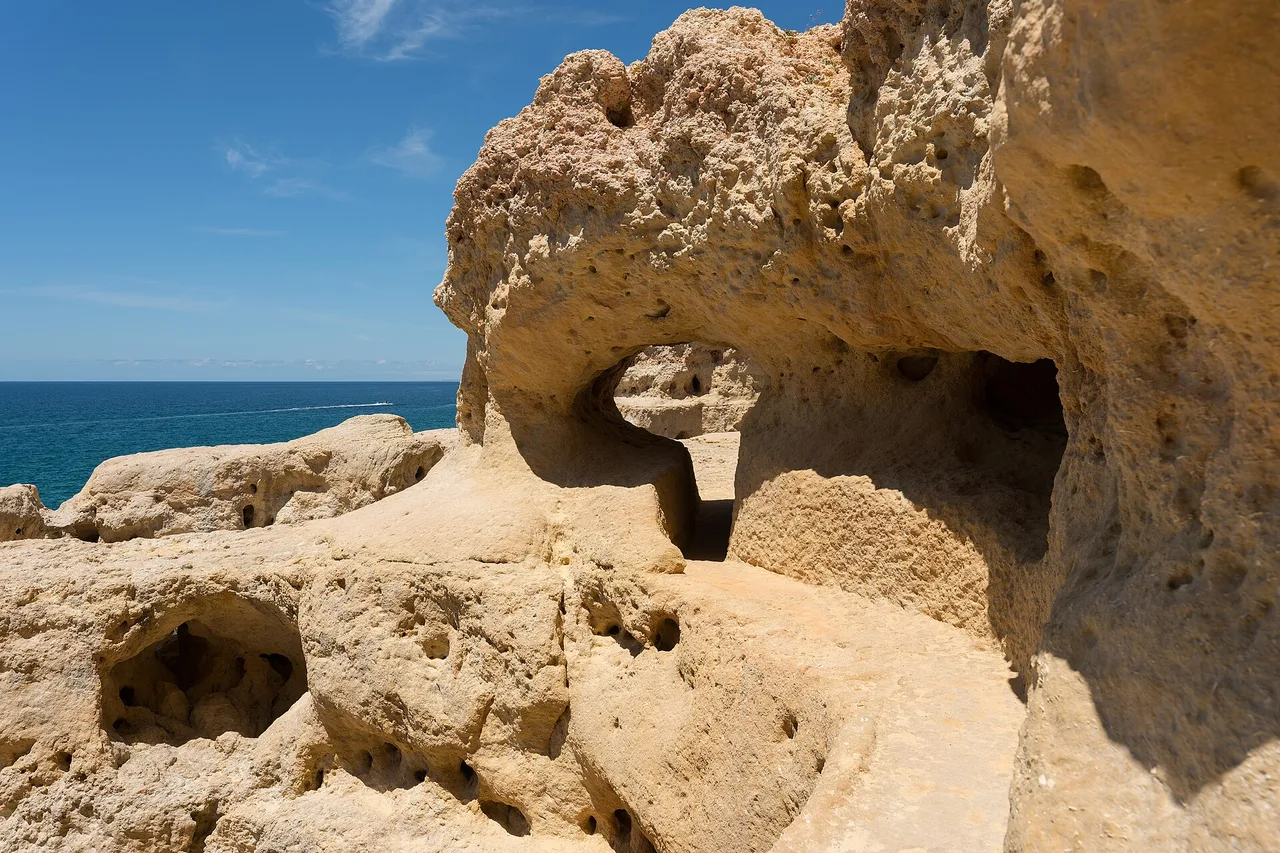 Die ausgehöhlten Felsen und Bögen von Algar Seco unterhalb des Ortes Carvoeiro