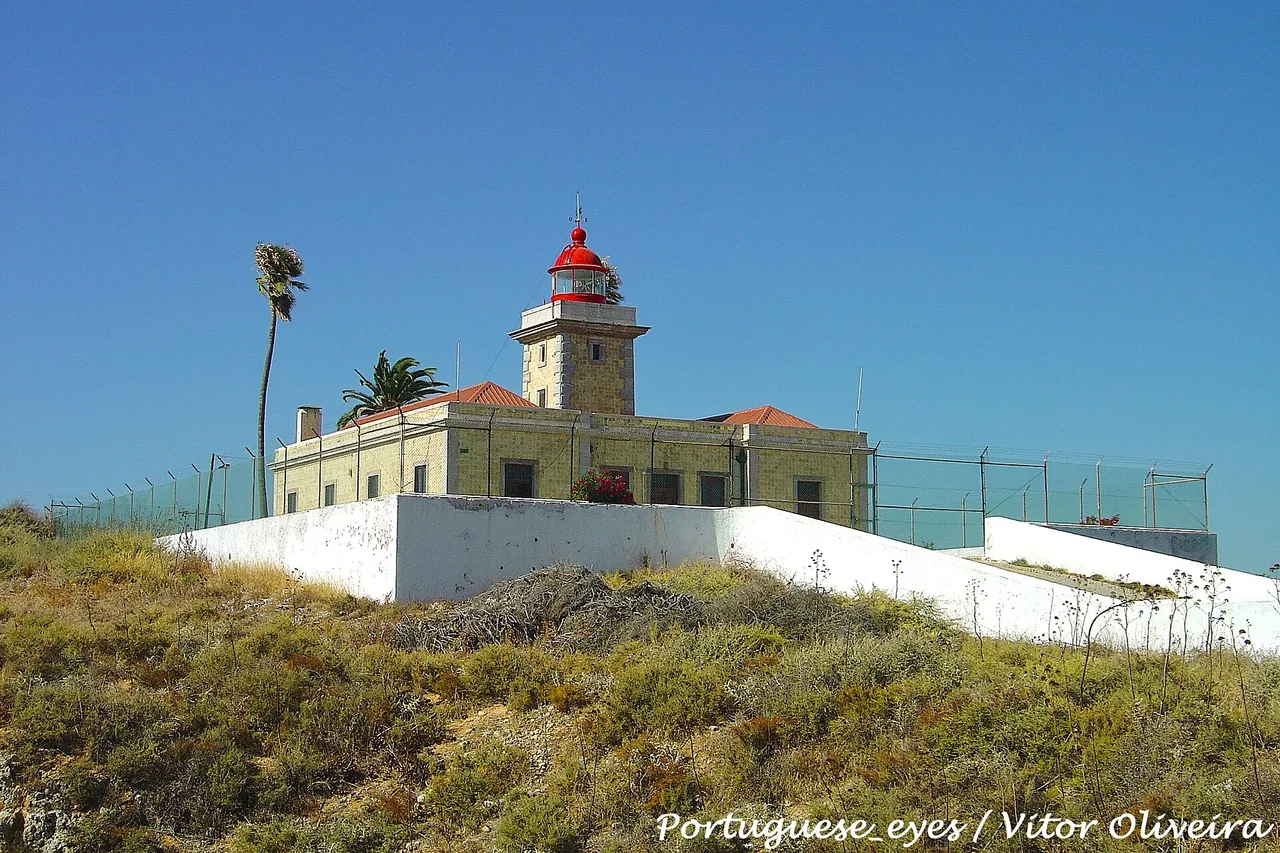 Der Leuchtturm und die zerklüfteten Felsen der Ponta da Piedade an der Südspitze von Lagos