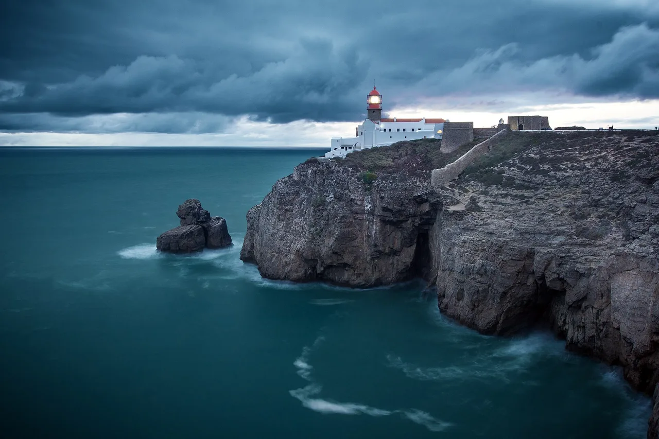 Der Leuchtturm am Kap São Vicente an der Klippenkante im äußersten Südwesten Portugals