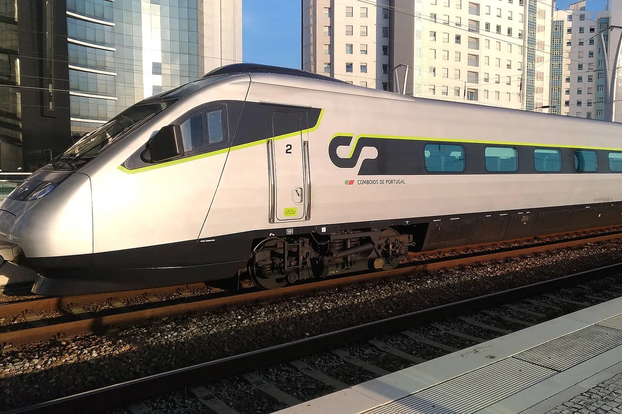 An Alfa Pendular trainset in its new livery, standing at a platform