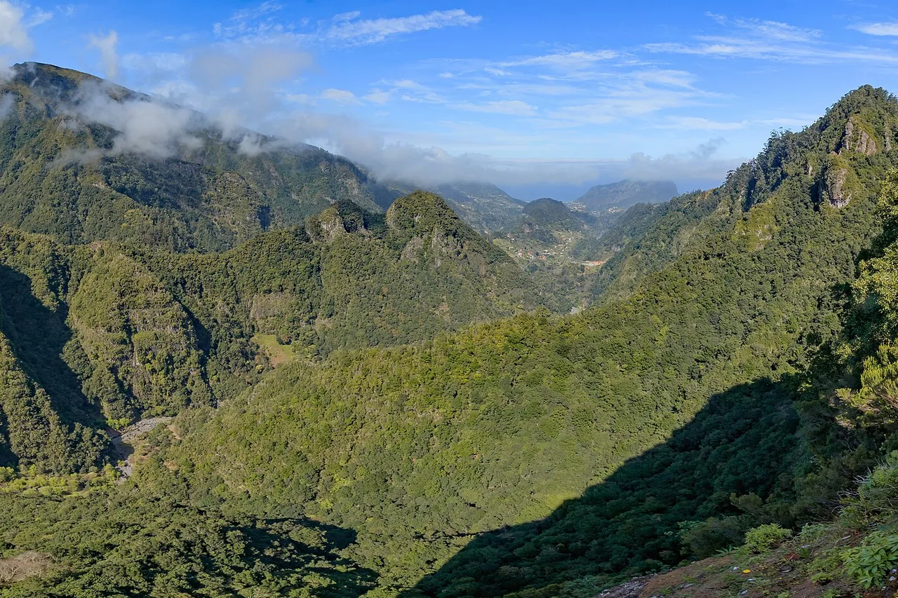Ampia vista dal belvedere dei Balcões su valli verdi e ripide e sulle vette del centro di Madeira