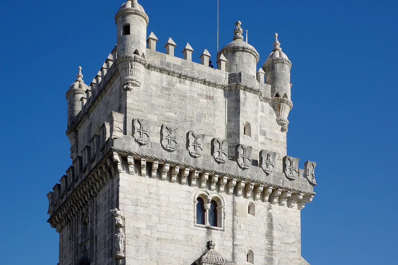 Der Turm von Belém am Ufer des Tejo, abseits des Lissabonner Zentrums