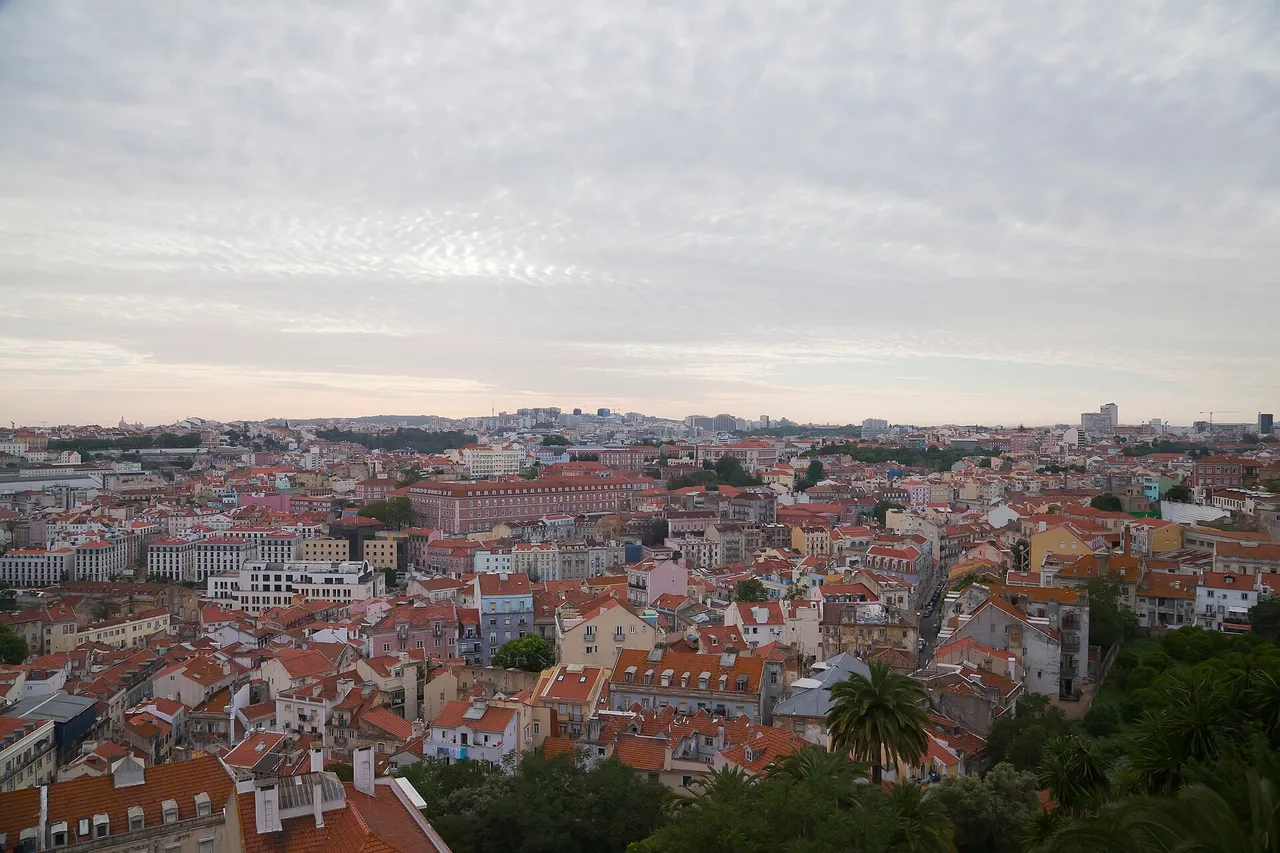 Blick über die Dächer Lissabons und die Burg vom Aussichtspunkt Graça