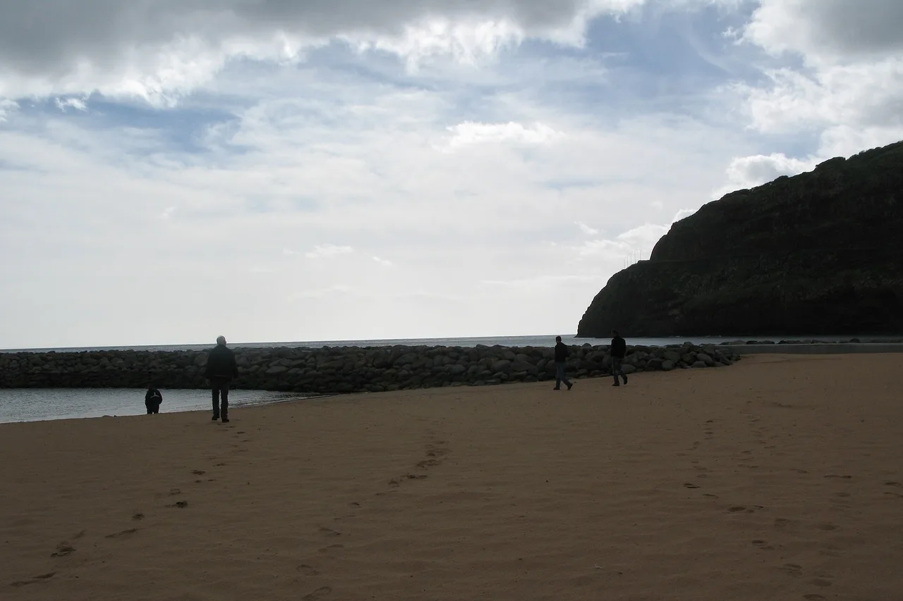 La spiaggia di sabbia chiara di Calheta, sulla costa sud-ovest di Madeira, protetta da un molo