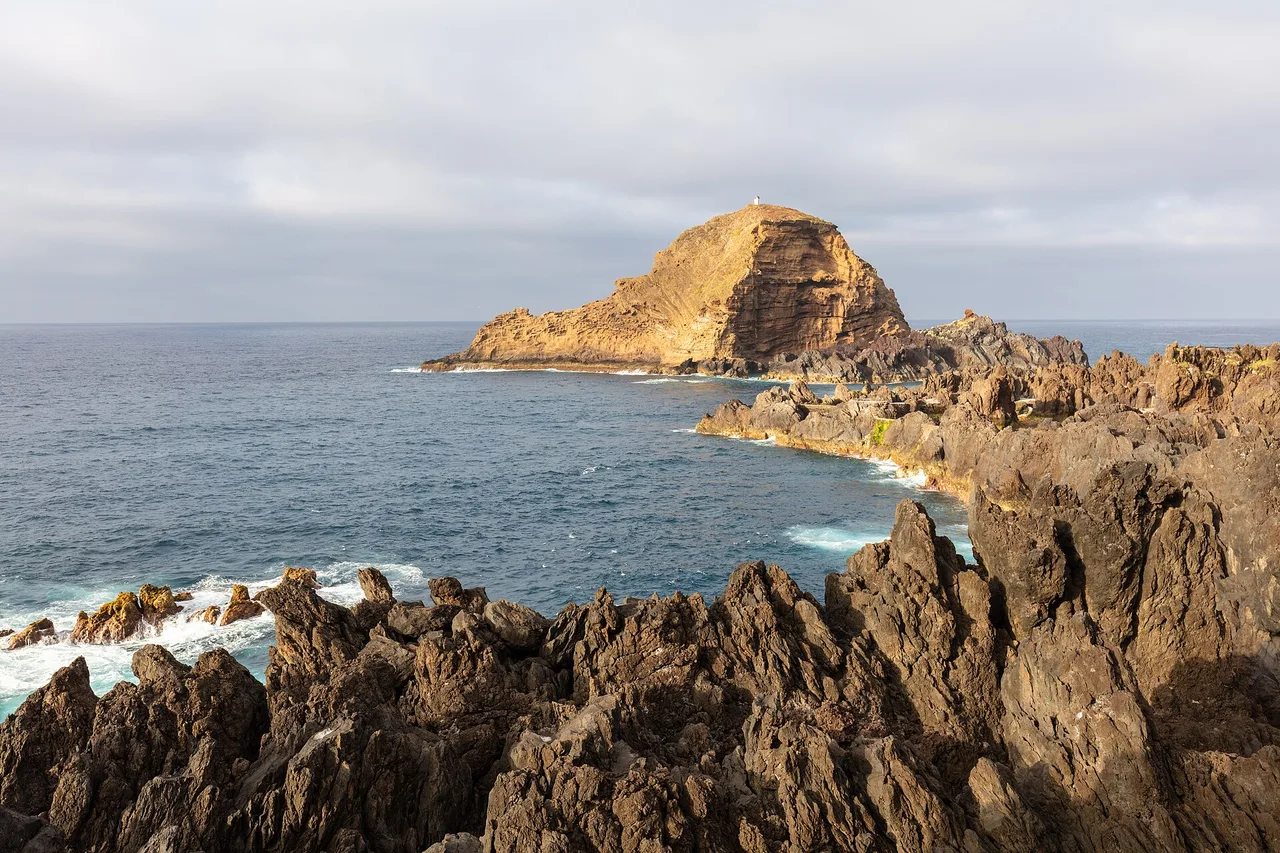 Rocce di lava nera e l’oceano a Porto Moniz, all’estremità nord-ovest di Madeira