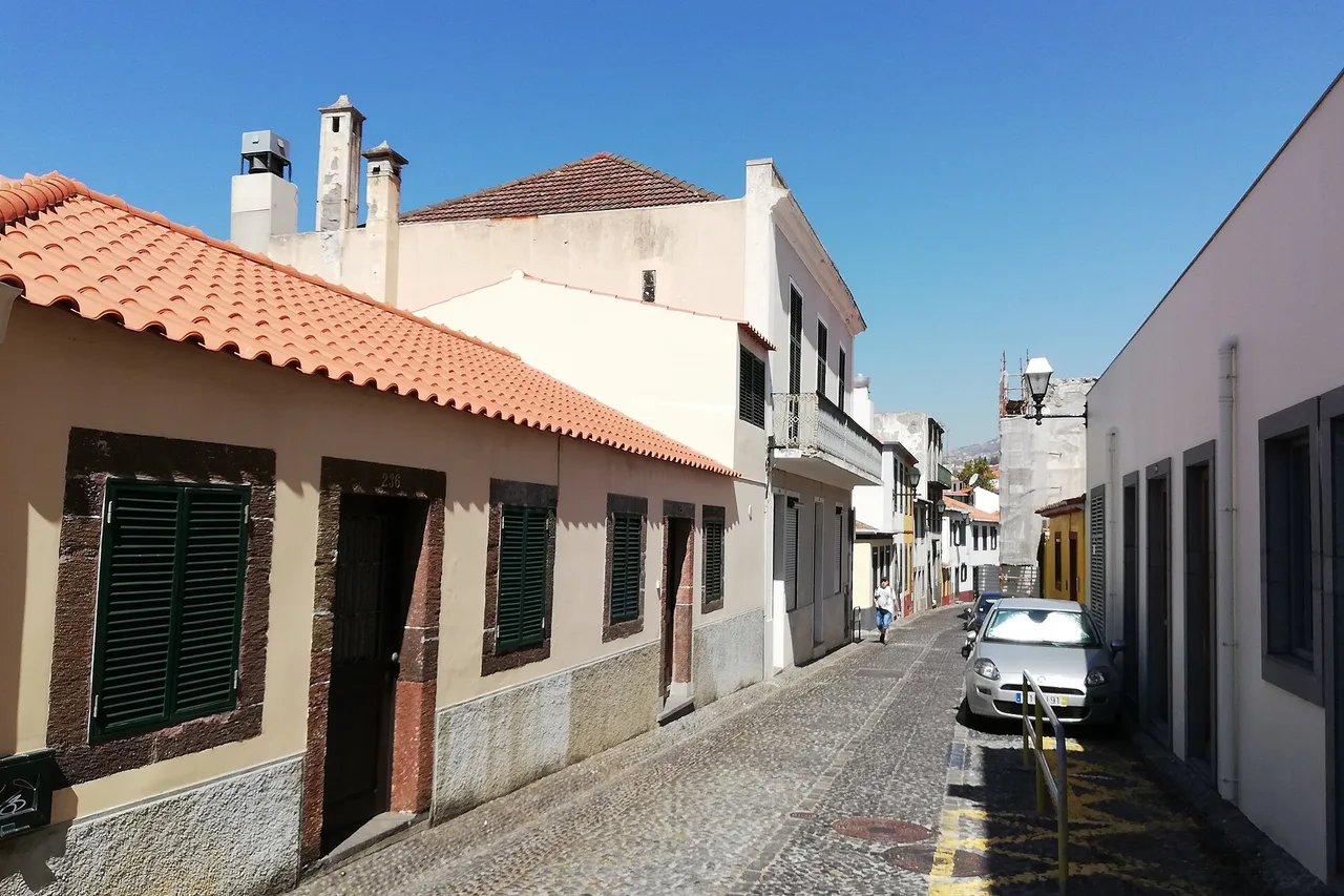 Un vicolo di case basse con persiane verdi nella Zona Velha, il centro storico di Funchal