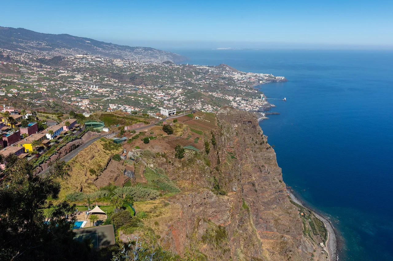 Vue plongeante depuis le Cabo Girão sur la falaise, la mer et les maisons jusqu’à Funchal