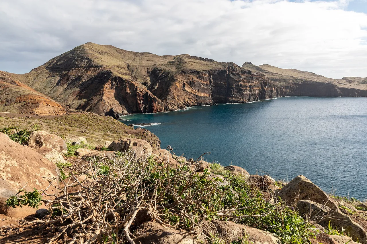 La presqu’île aride de la Ponta de São Lourenço, ses falaises au-dessus d’une baie calme