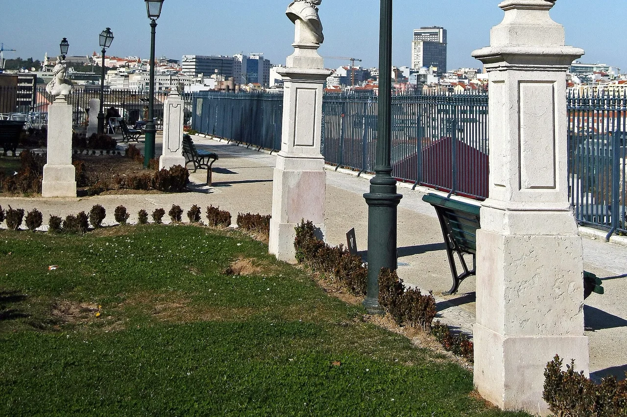 El mirador de São Pedro de Alcântara en Lisboa, su barandilla y la vista sobre la ciudad baja