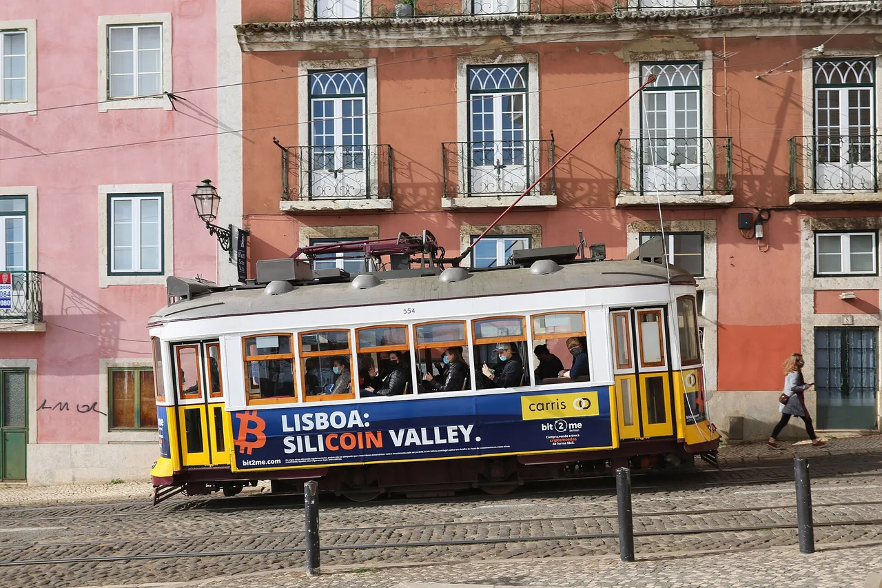 Un tranvía amarillo de la línea 28 en una calle estrecha de Alfama, en Lisboa