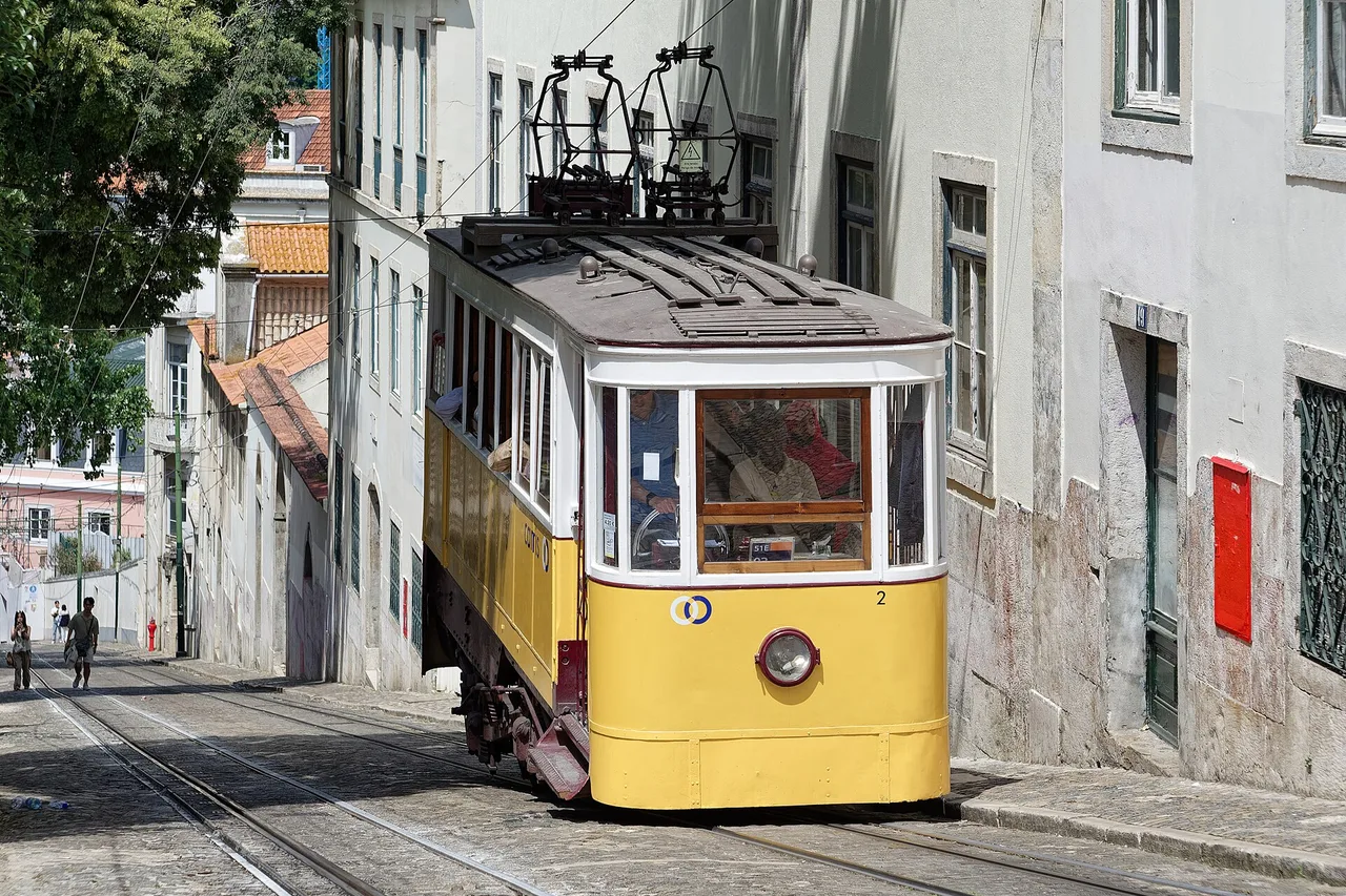 La cabina amarilla del Elevador da Glória en su calle empinada, fotografiada en junio de 2025