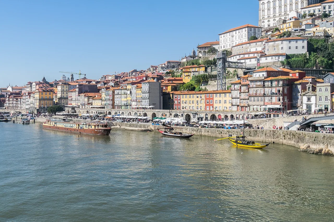El barrio de la Ribeira de Oporto visto desde el tablero del puente Don Luis I, con las fachadas de colores junto al Duero