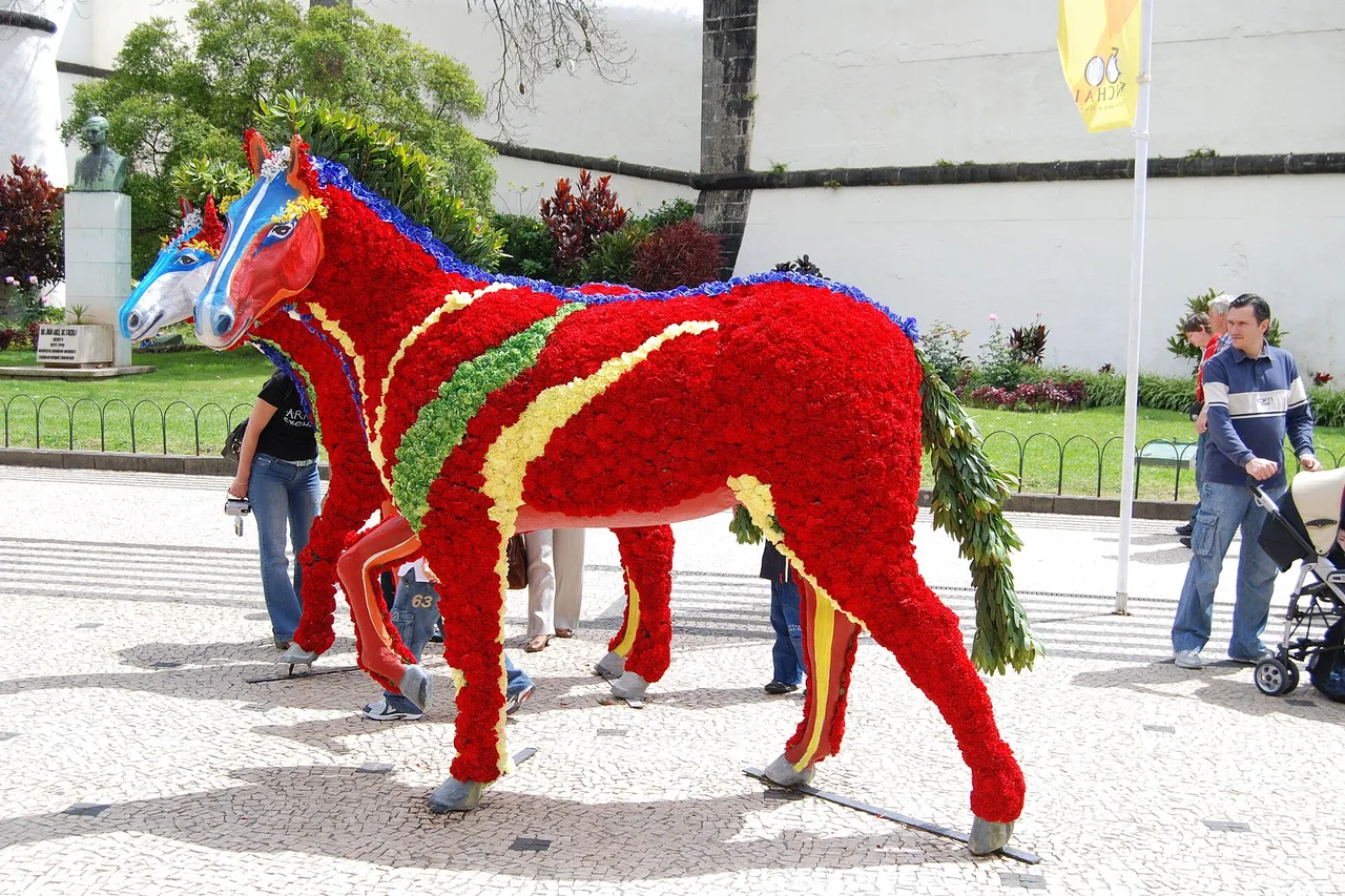 Sculture di cavalli fatte di fiori rossi durante la Festa dei Fiori a Funchal