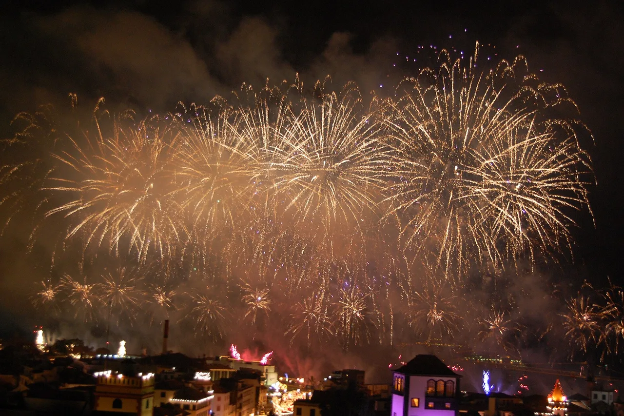Fuochi d'artificio dorati sulla baia di Funchal la notte di Capodanno
