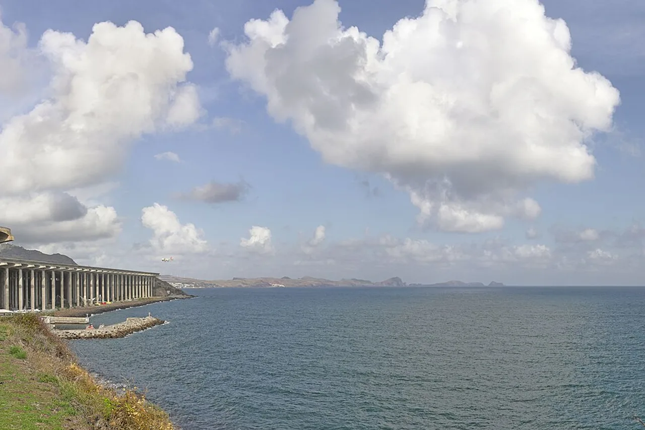 La pista dell’aeroporto di Madeira poggiata su alti pilastri di cemento in riva al mare