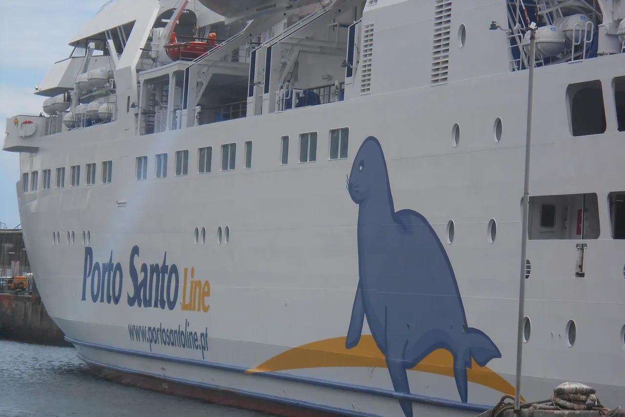 Il traghetto Lobo Marinho della Porto Santo Line ormeggiato nel porto di Funchal