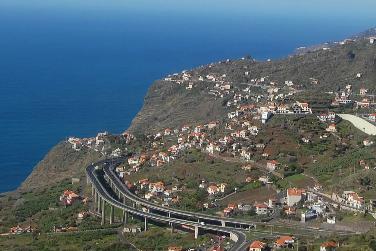 La superstrada VR1 passa su un viadotto lungo la scogliera vicino alle case di Campanário