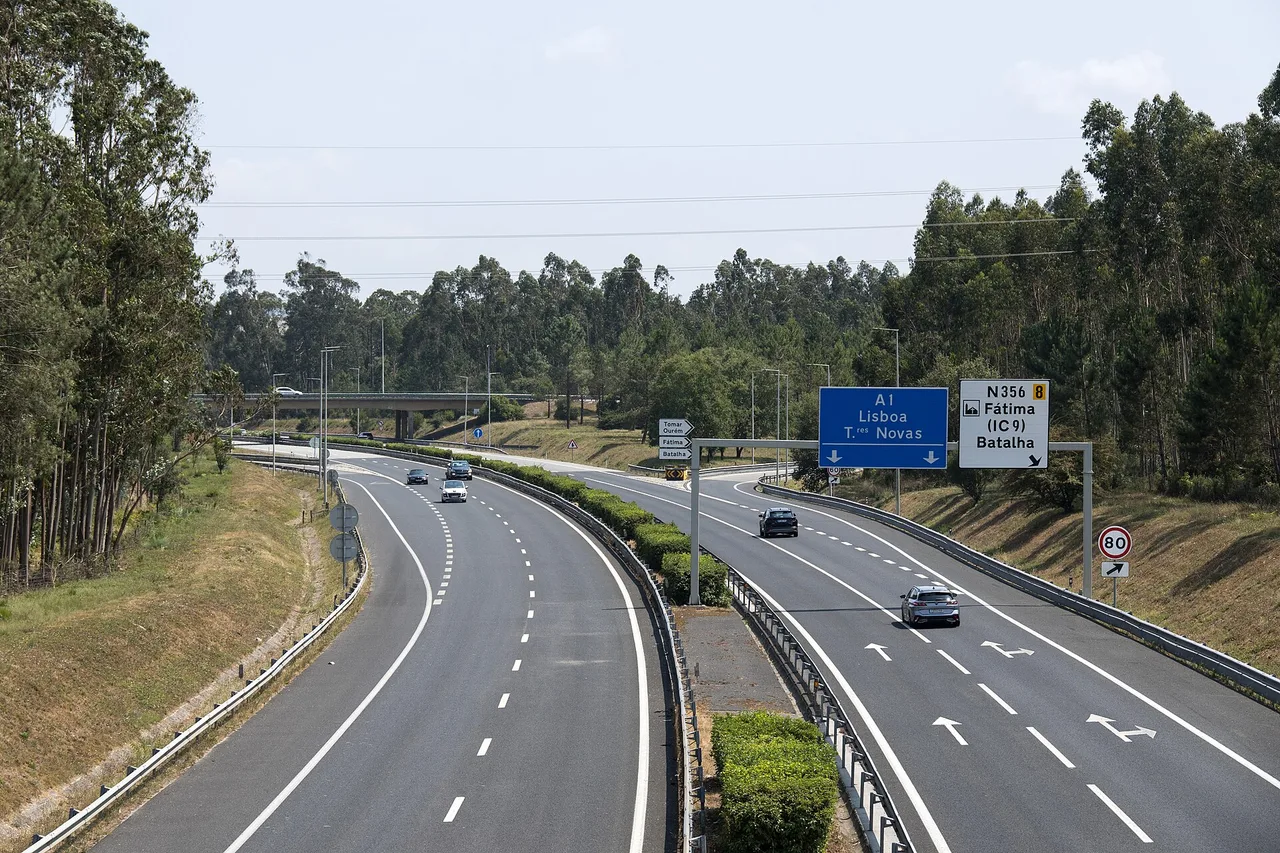 La autopista A1 cerca de Fátima, con los carteles de dirección hacia Lisboa y Batalha
