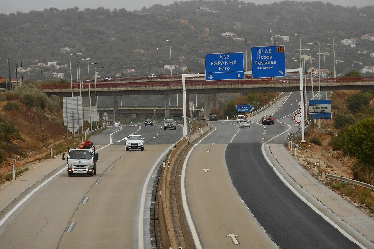 Un enlace de la A22 en el Algarve, con carteles azules hacia la A22 rumbo a España y la A2 rumbo a Lisboa