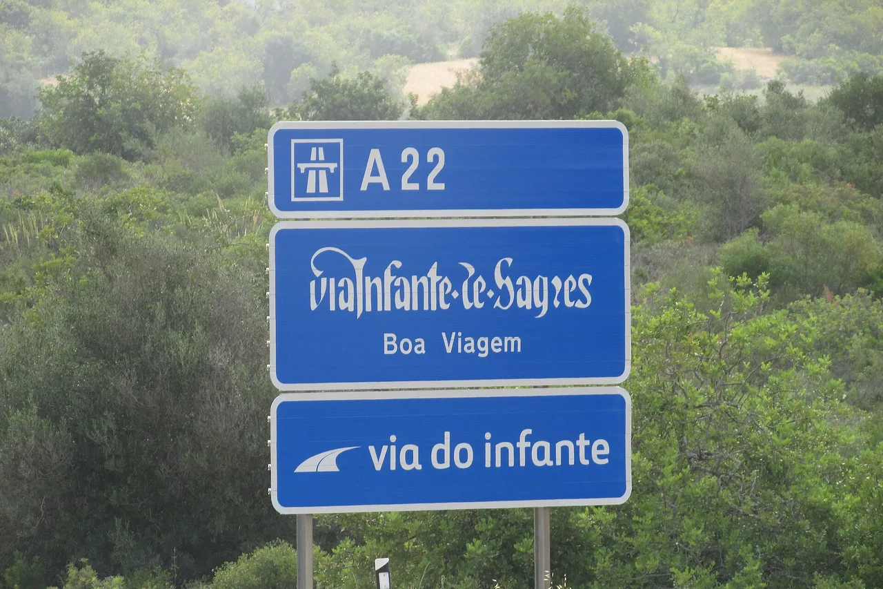 El cartel azul de la A22, Via Infante de Sagres, al borde de la carretera en el Algarve