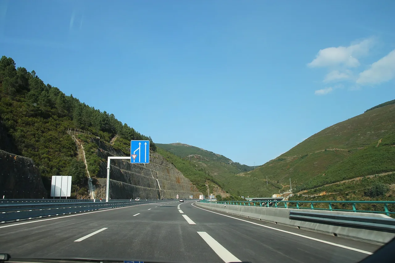 La autopista A4 desierta en Ansiães, en el norte de Portugal, entre colinas boscosas
