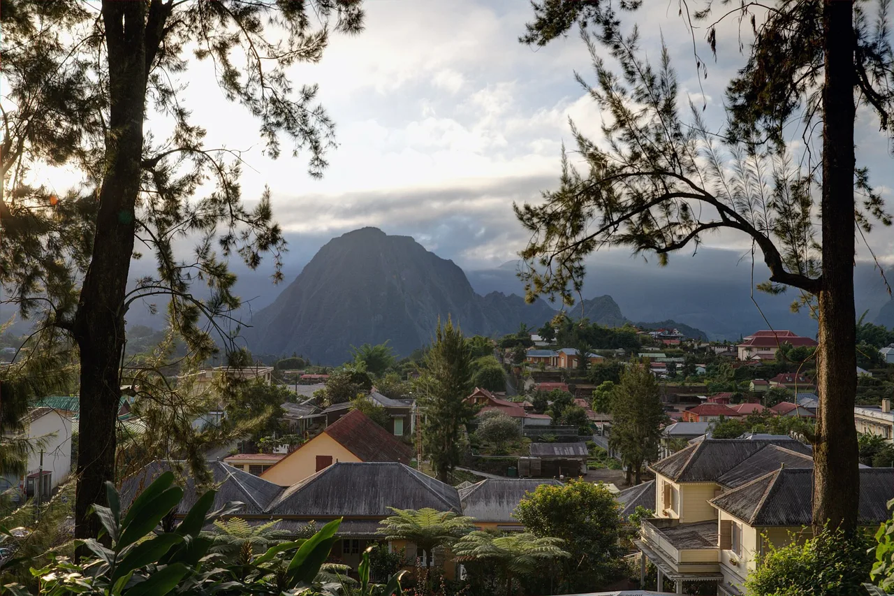Los tejados de Hell-Bourg en primer plano y el Piton d’Anchaing dominando el circo de Salazie