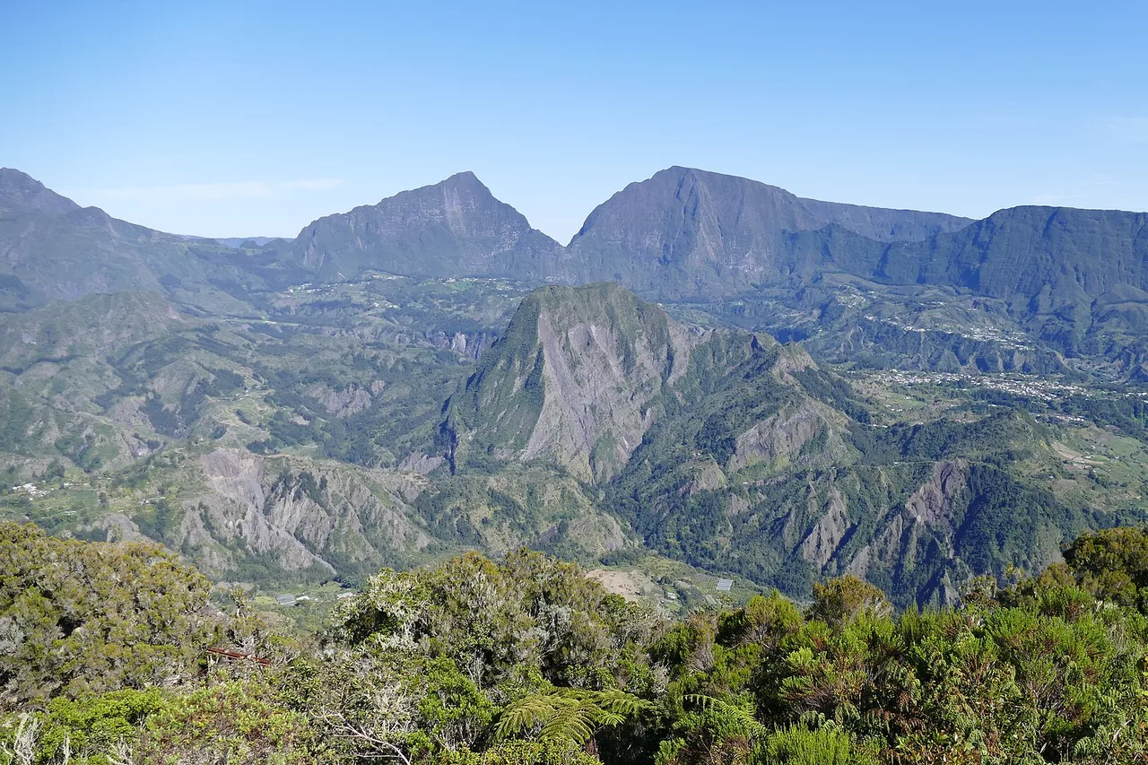 El circo de Salazie visto desde la muralla de Bélouve, paredes verdes con el Piton d’Anchaing en el centro