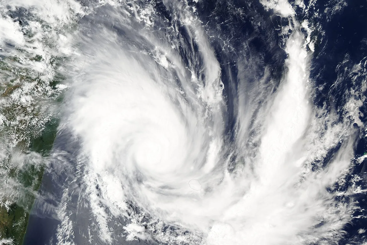 Le cyclone Belal vu par satellite dans l'océan Indien, près de La Réunion et de Madagascar, janvier 2024