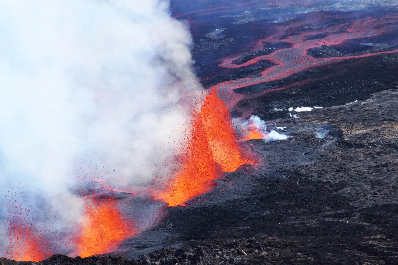 Bann fontenn lav ek koule lav pandan enn eripsion Piton de la Fournaise, Larenion