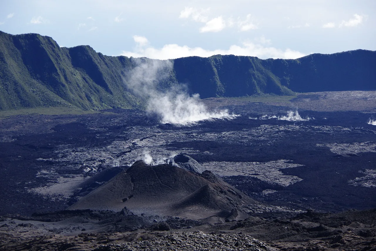 The Formica Léo cone and fumaroles inside the Piton de la Fournaise caldera, Réunion Island