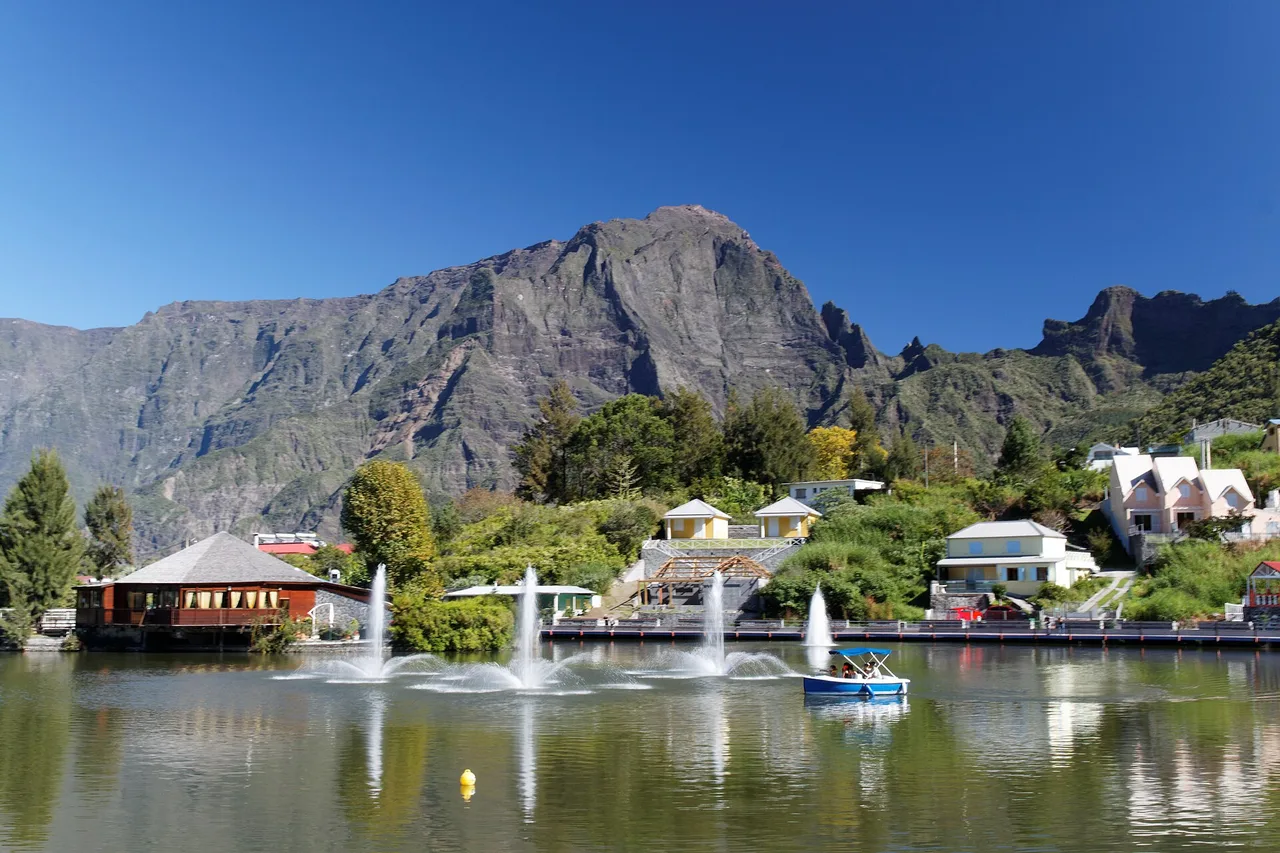 La Mare à Joncs et ses jets d'eau devant les remparts du cirque de Cilaos, La Réunion