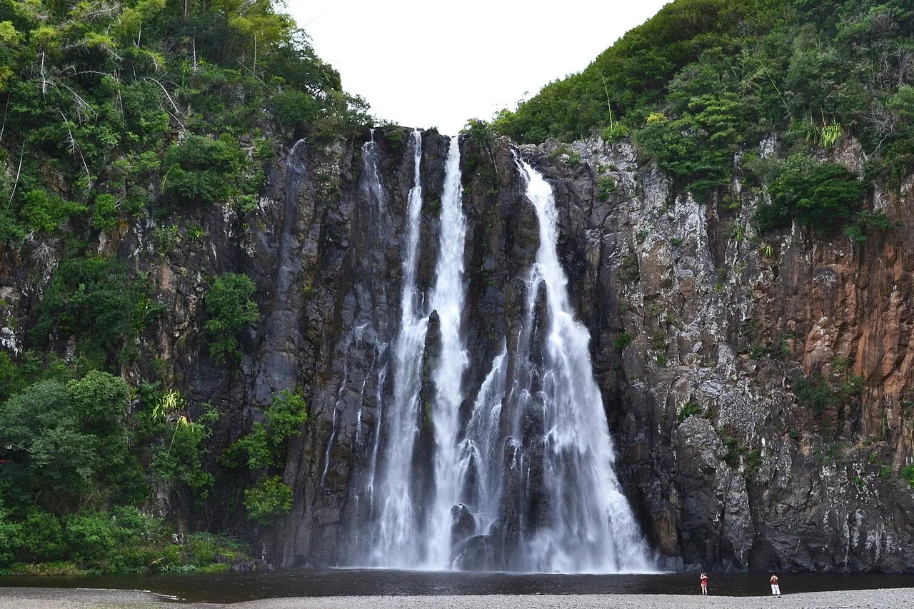 La cascade Niagara et son bassin circulaire à Sainte-Suzanne, La Réunion