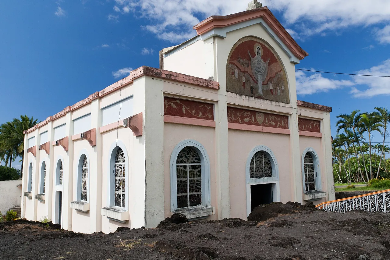 Kirche Notre-Dame-des-Laves in Piton Sainte-Rose, davor der erstarrte Lavastrom von 1977
