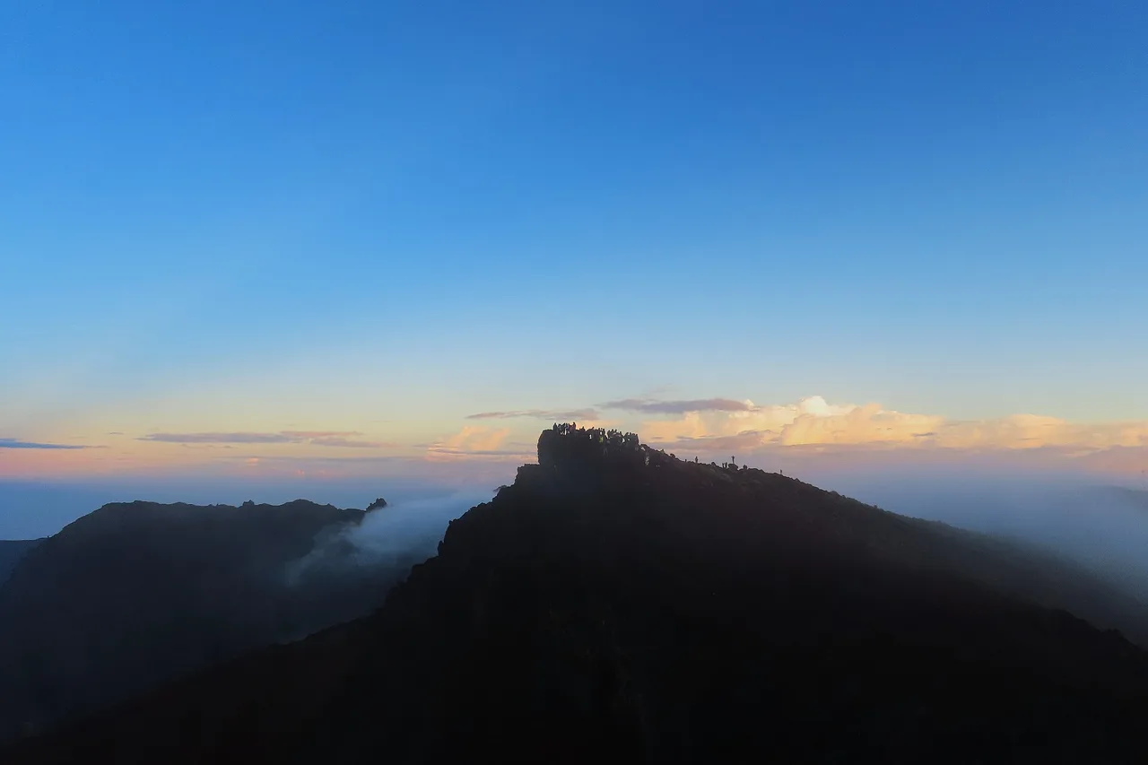 Lever de soleil sur la mer de nuages depuis le sommet du Piton des Neiges, La Réunion