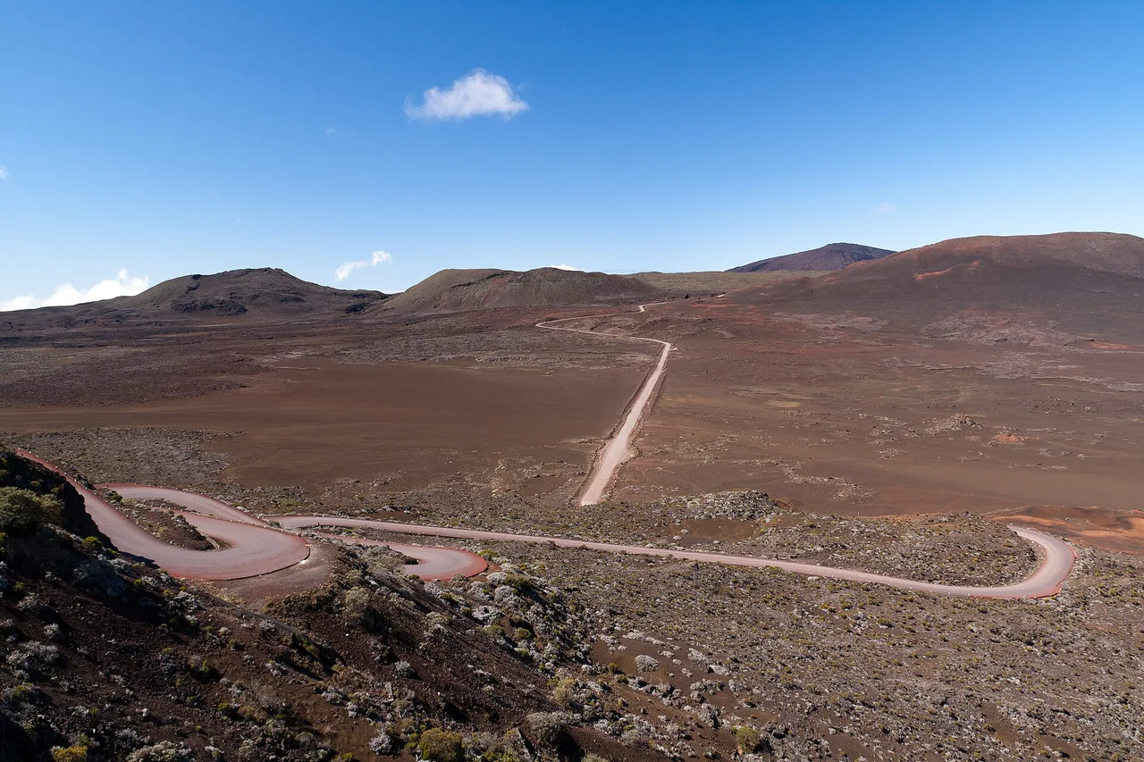 Paysage lunaire de la Plaine des Sables sous un ciel dégagé, sur la route du volcan, La Réunion