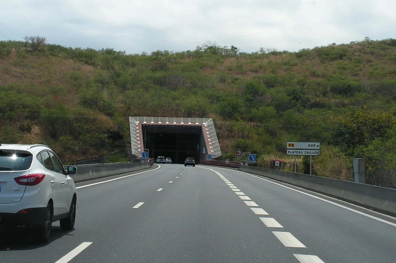 Au volant sur la route des Tamarins, voie rapide de La Réunion, à l’approche d’un tunnel
