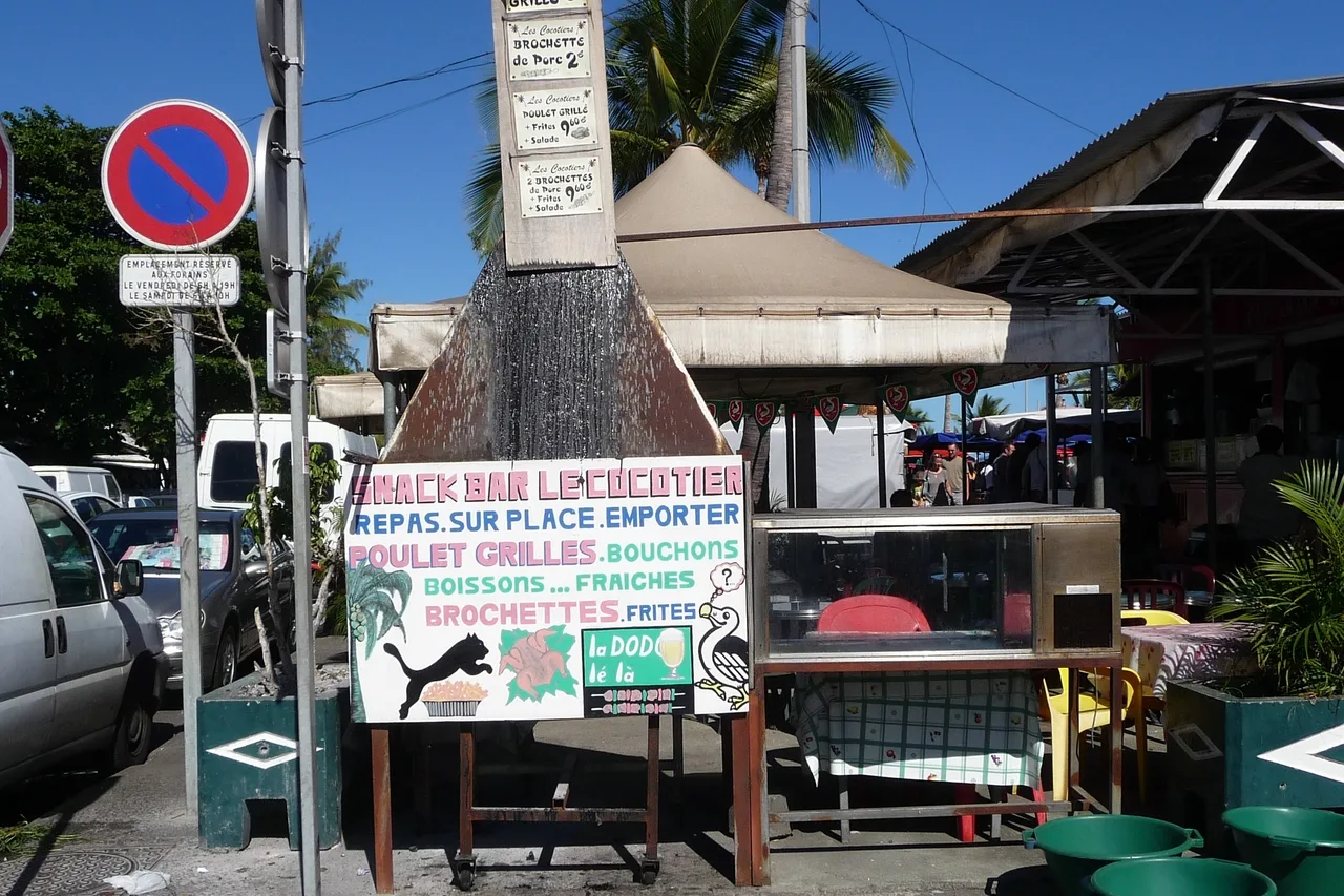 Snack kreol avek so lalis pri afise pre kot bazar Saint-Paul, Larenion