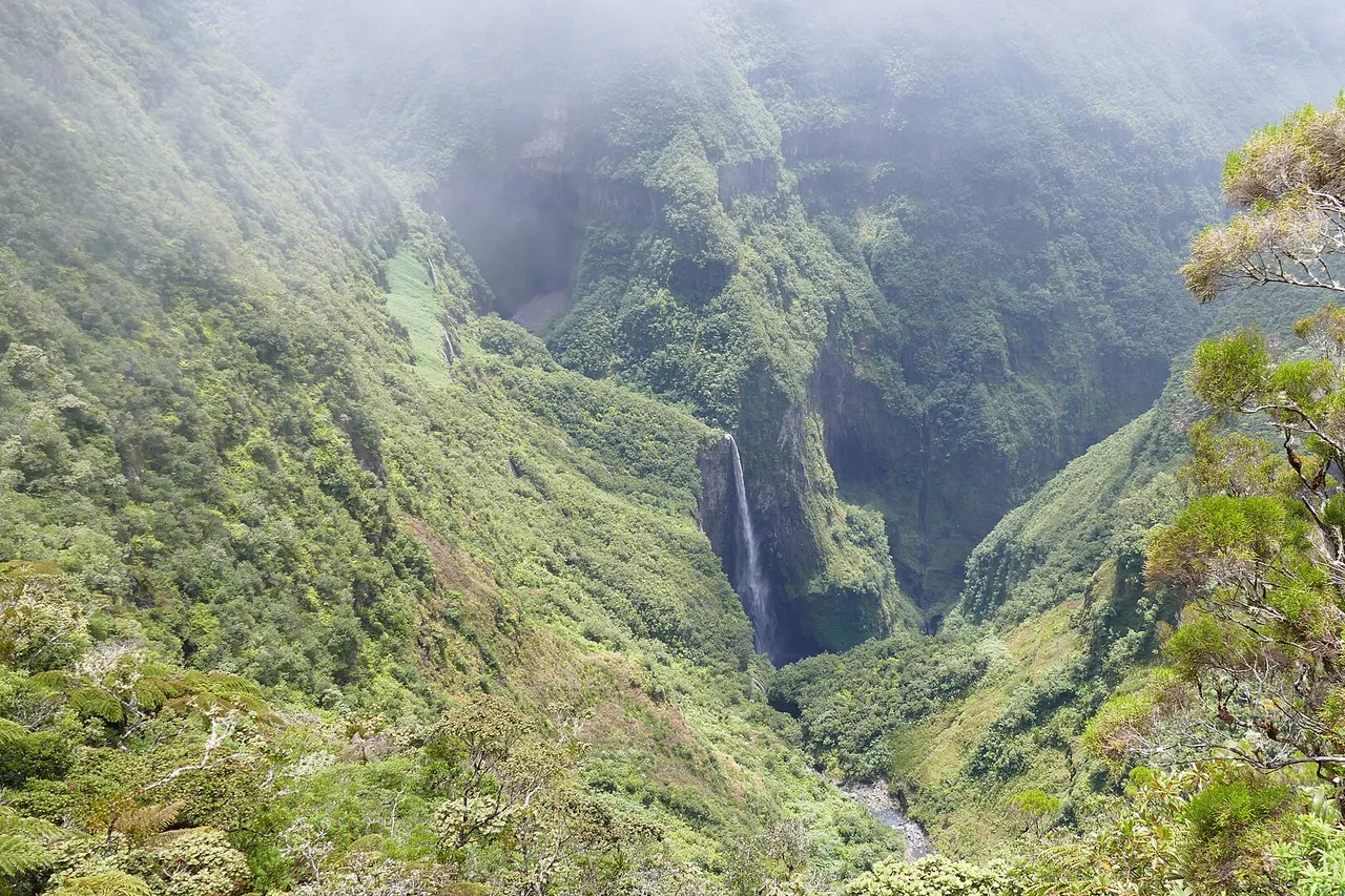 Le gouffre du Trou de Fer et ses cascades vues depuis le belvédère, La Réunion