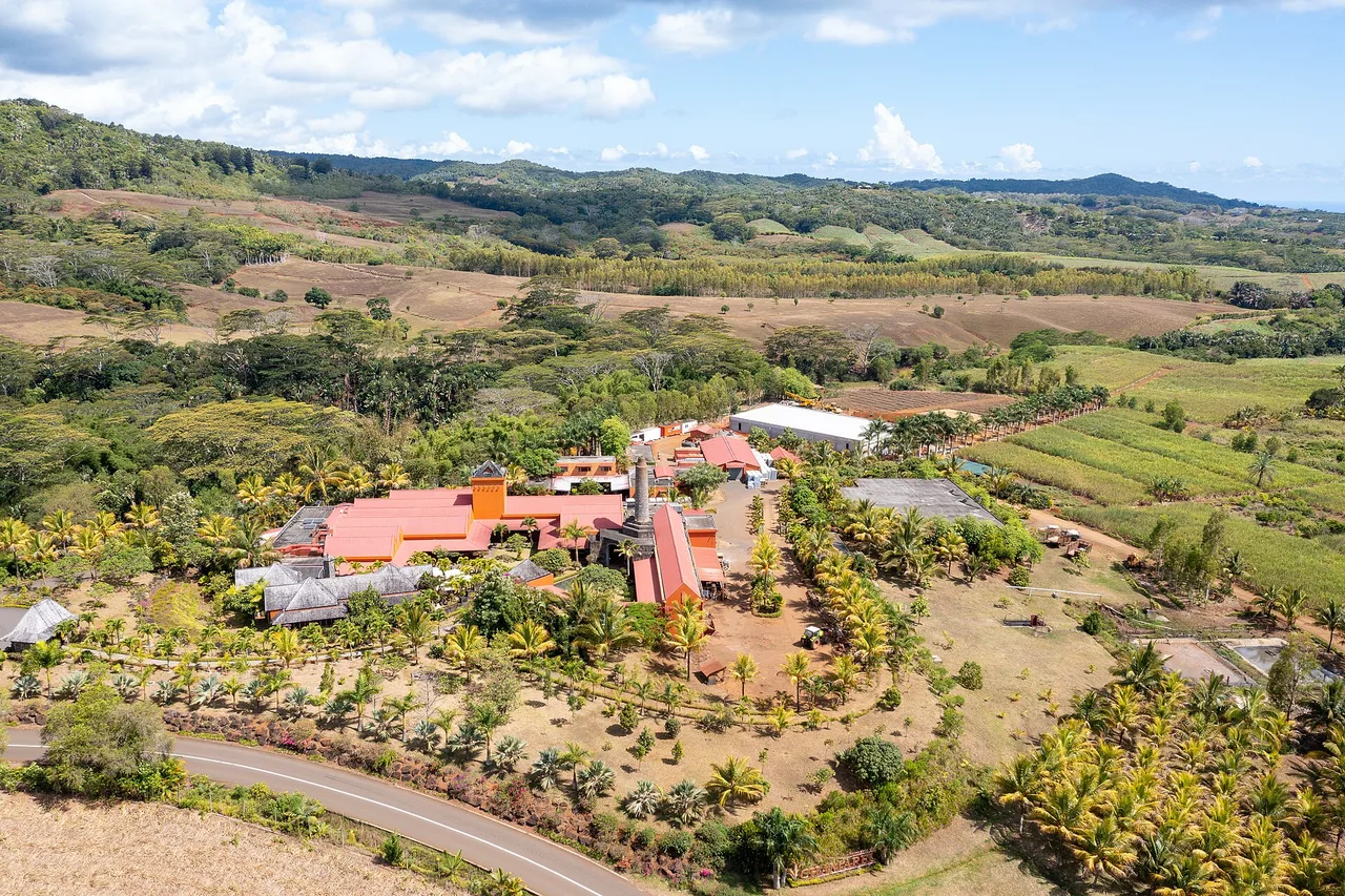 Luftaufnahme der Rhumerie de Chamarel inmitten der Plantagen, Mauritius