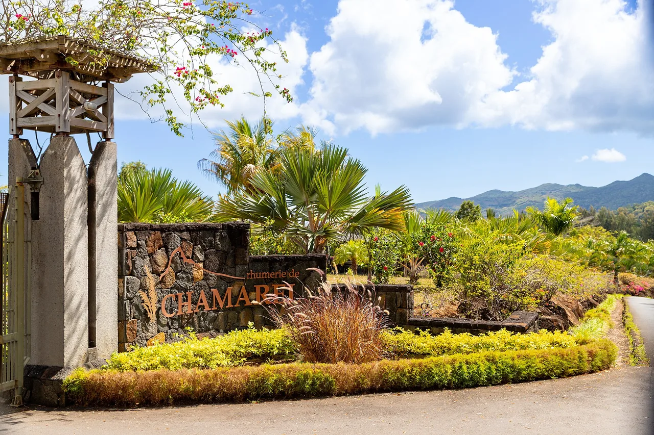 Der Eingang der Rhumerie de Chamarel, Agricole-Rum-Destillerie auf Mauritius
