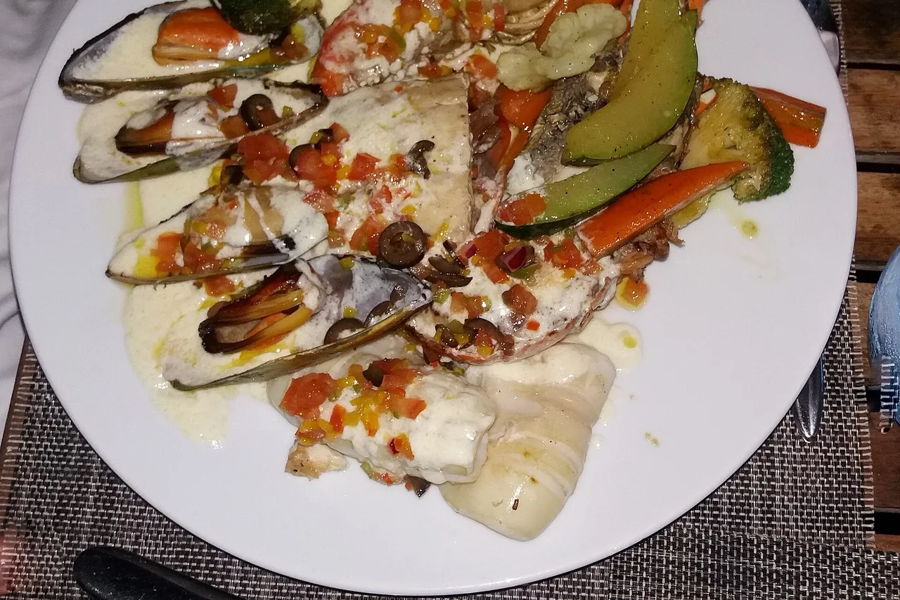 Meeresfrüchteplatte — Muscheln, Languste und Fisch — serviert in einem Restaurant auf Mauritius