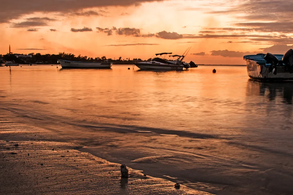 Sonnenuntergang über den Fischerbooten von Trou aux Biches